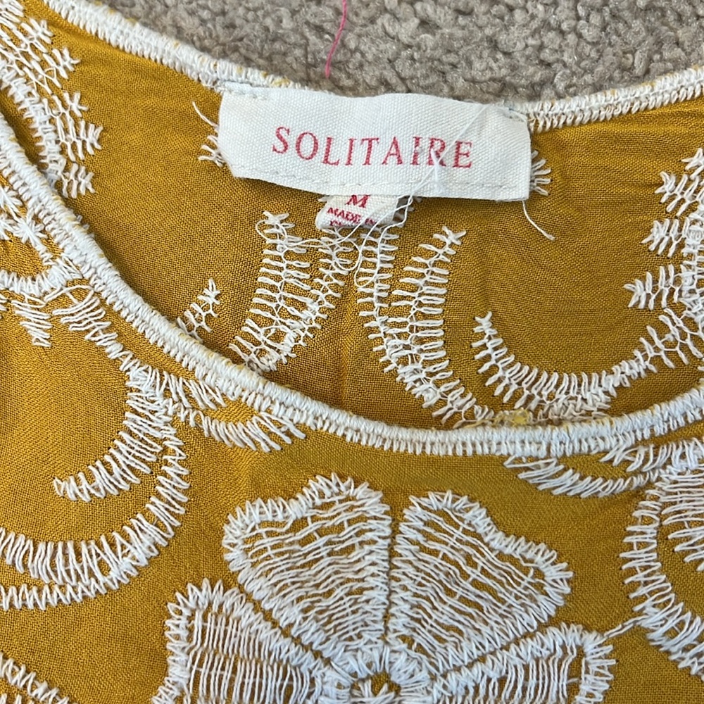 Solitaire Embroidered Floral Top Size Medium - Picture 5 of 6